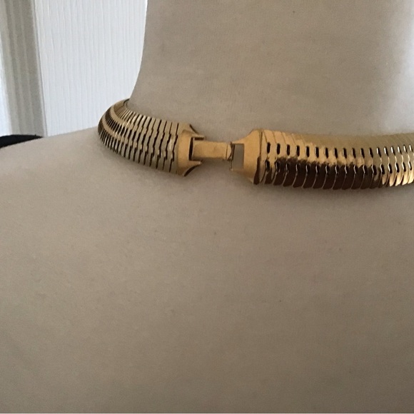 Vintage gold color necklace in excellent condition. - Picture 4 of 4